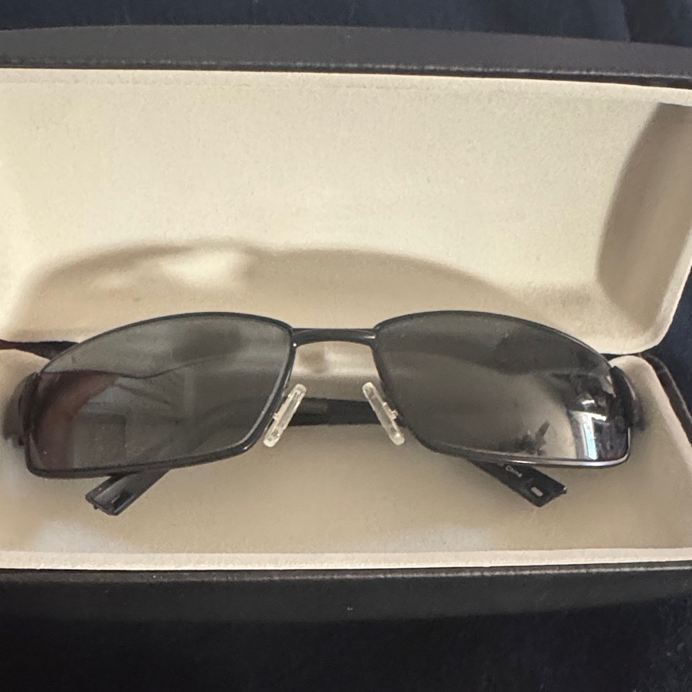 Stylish Black Rectangular Sunglasses - image 2